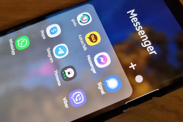 Verschiedene Messenger-Symbole auf einem Smartphone-Display