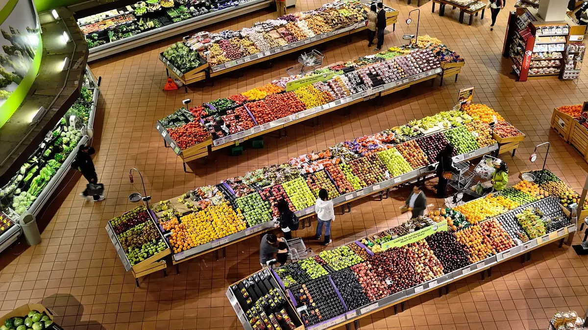 Blick von oben auf einen Supermarkt