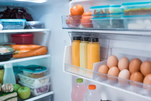 ein offen stehender gefüllter Kühlschrank