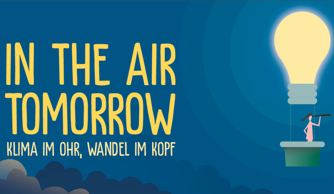 Heißluftballon mit Glühbirne als Ballon, im Korb steht eine Frau, die mit einem Fernglas in den teils wolkenverhangenen Horizont schaut