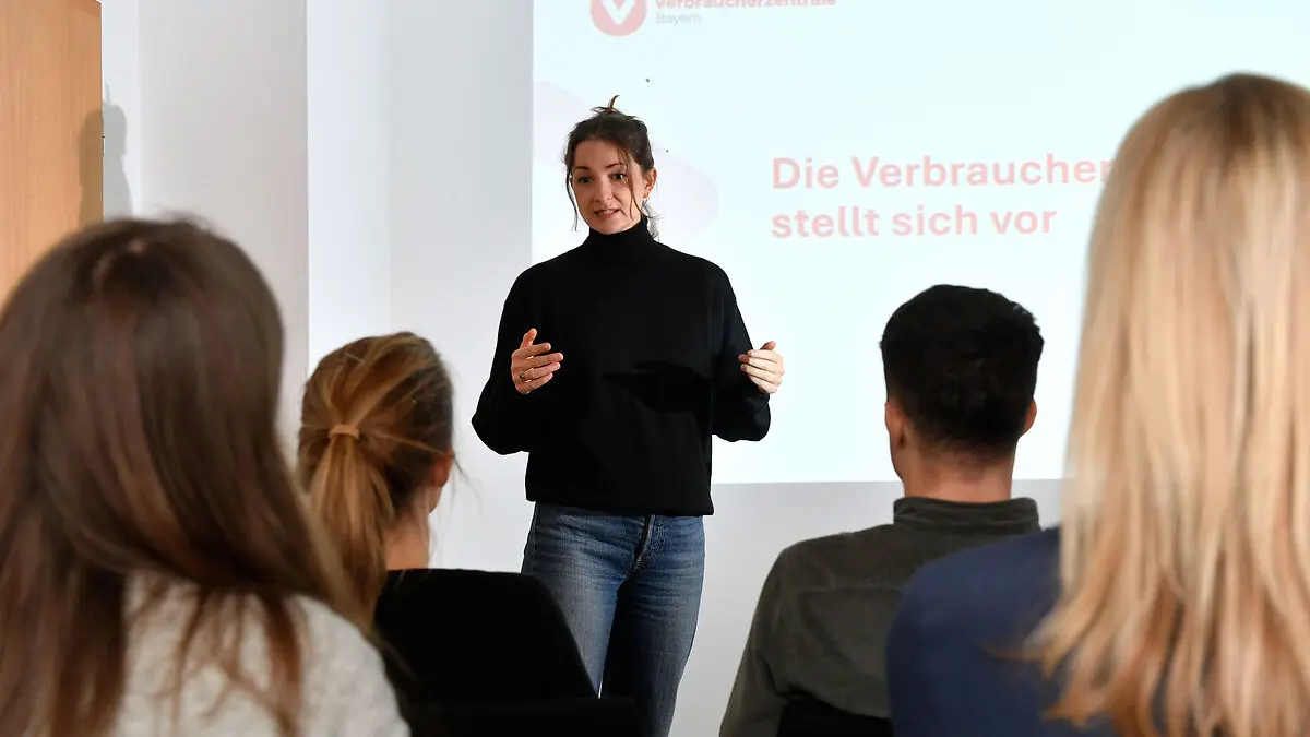 Eine Mitarbeiterin der Verbraucherzentrale Bayern hält einen Vortrag.