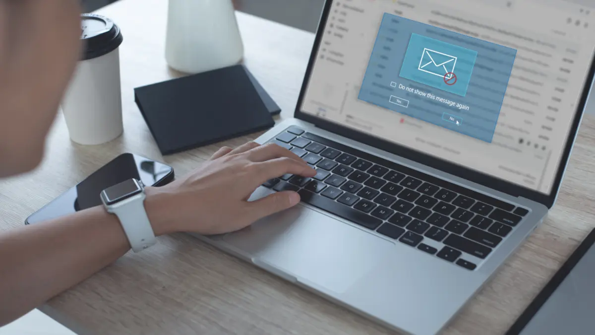 Phishing Mail Warnung auf Laptop