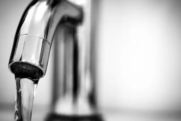 Ein aufgedrehter Wasserhahn in der Nahansicht