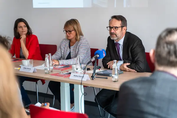 Podium der Jahrespressekonferenz mit Markus Kamrad, Wibke Werner, Dr. Britta Schautz