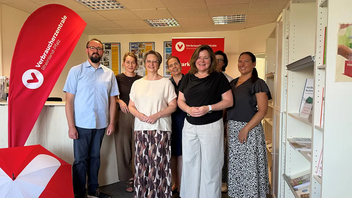 Gruppenfoto: Dr. Claudia Eider (mitte links) und Vorständin Heike Troue (mitte rechts) mit 5 weiteren Teilnehmenden und Kollegen:innen einer Sommerreise in Pirmasens