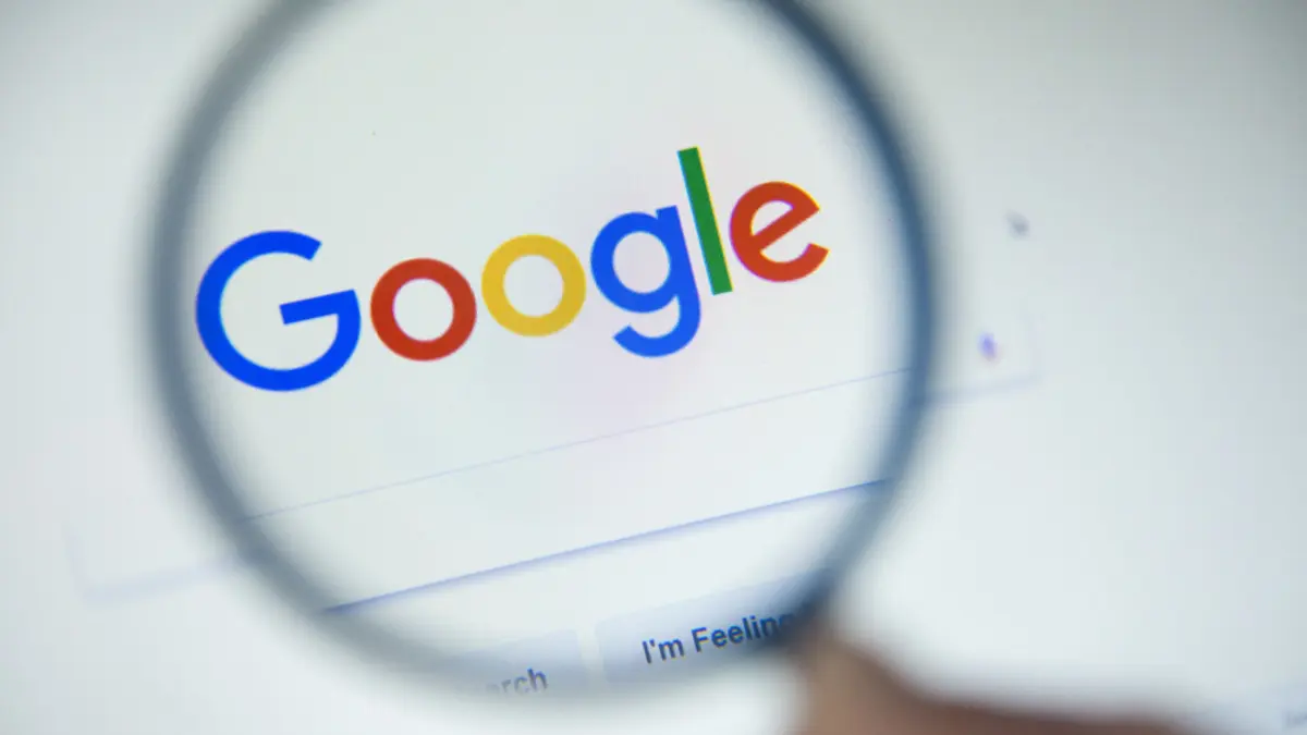 Lupe über Monitor mit google-Schriftzug