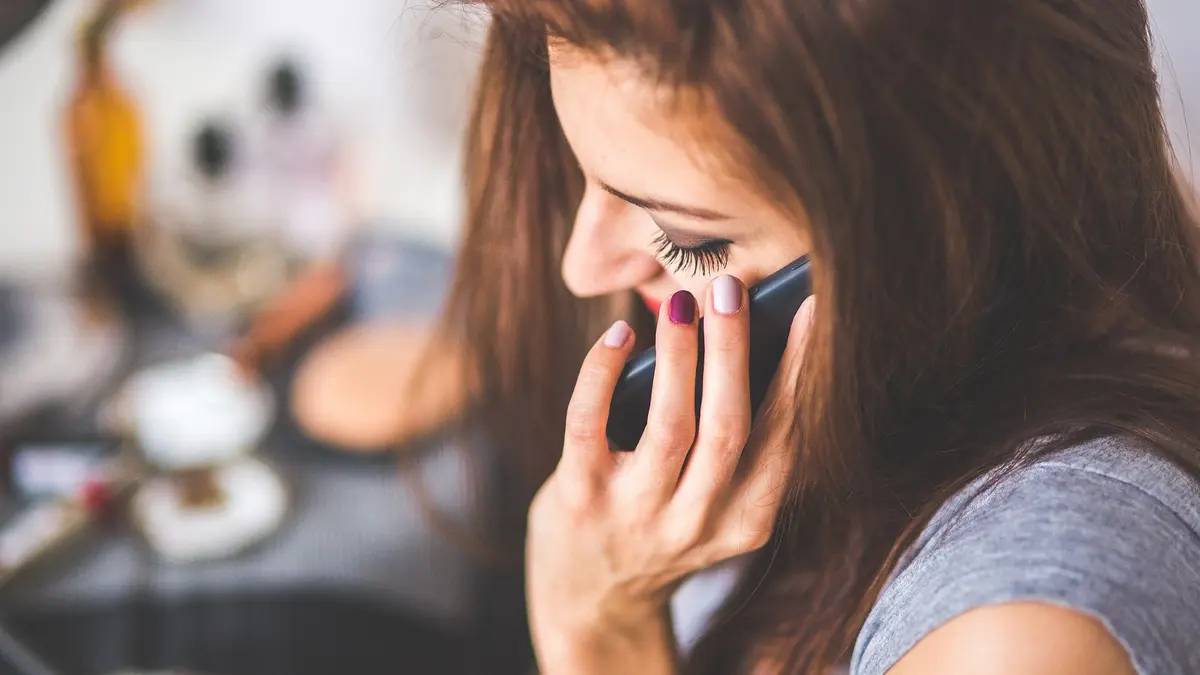 junge Frau telefoniert mit Smartphone