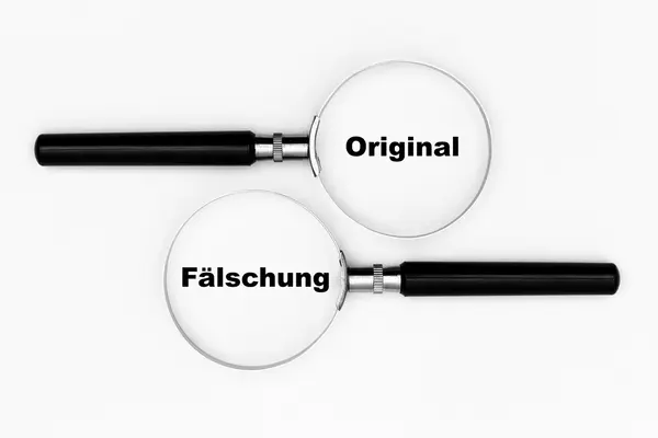 "Original" und "Fälschung", jeweils unter einer Lupe zu sehen