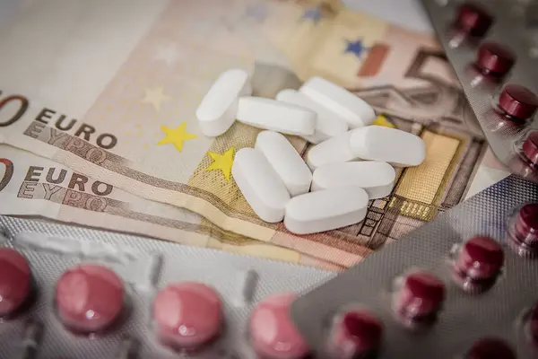 Tabletten und Geldscheine