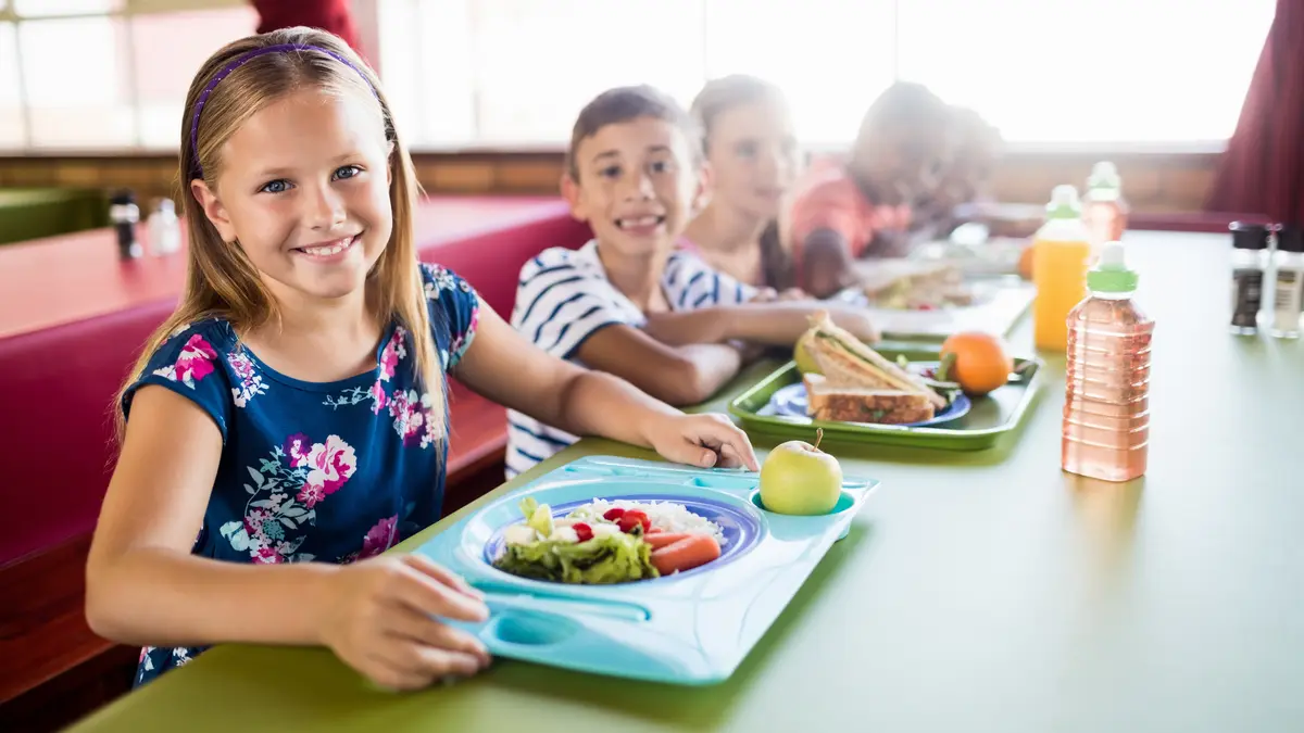 Kinder beim Mittagessen in der Schulkantine.