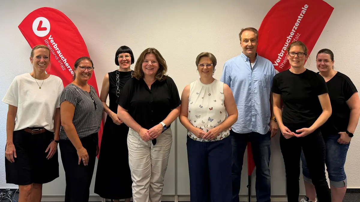 Gruppenfoto: Dr. Claudia Eider (Mitte rechts) und Vorständin Heike Troue (Mitte links) mit 6 weiteren Kollegen:innen einer Sommerreise in Ludwigshafen