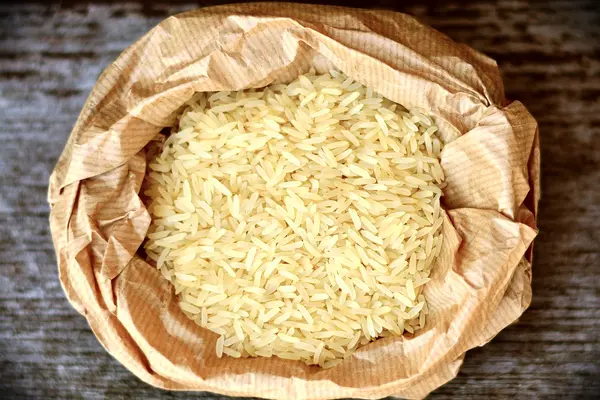 Eine Tüte mit Reiskörner