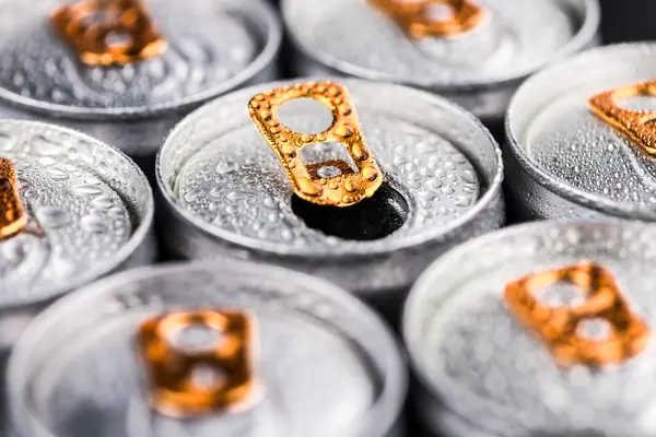 Mehrere Dosen mit Energydrinks