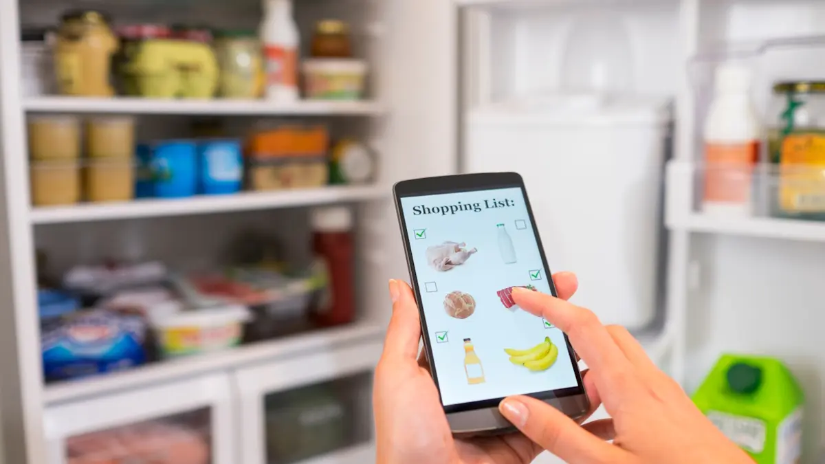 Digitale Einkaufsliste erstellen vor geöffnetem Kühlschrank