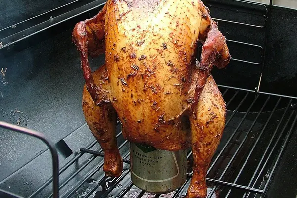 Grillhähnchen steckt auf einer Bierdose