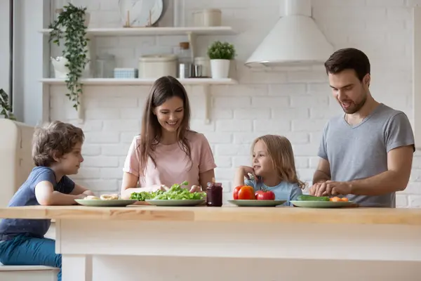 Familie in der Küche
