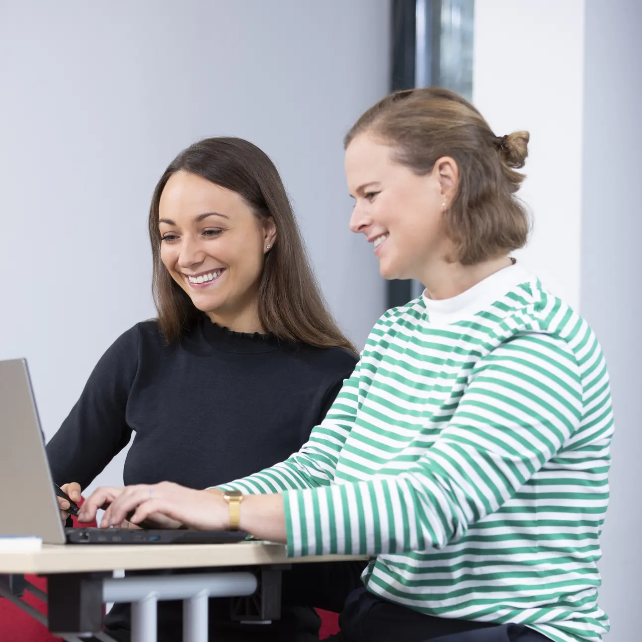 Zwei Frauen im Büro an einem Laptop