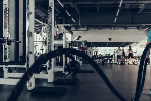 Mann trainiert im Fitnessstudio
