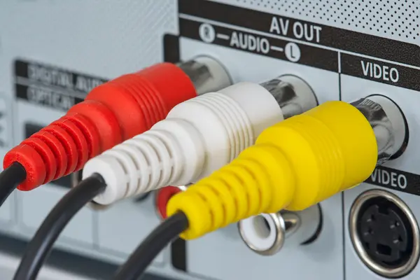 Stecker stecken in Audio- und Videoanschlüssen eines Fernsehers