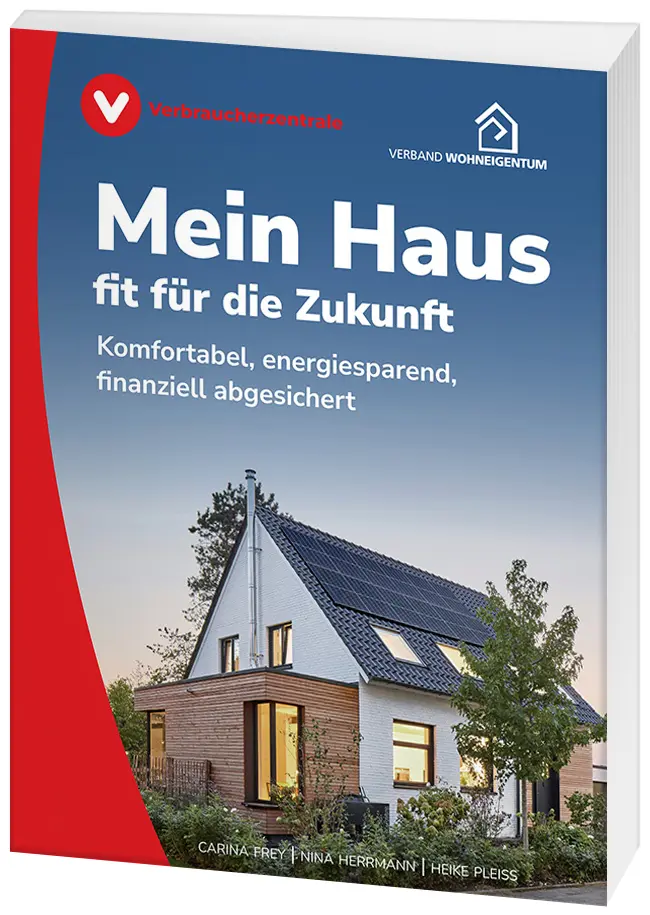 Ein saniertes Haus steht in der Abenddämmerung