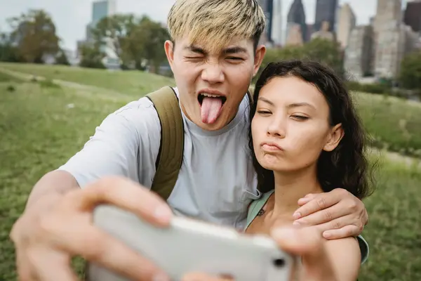 Zwei jungen Menschen machen ein Selfie