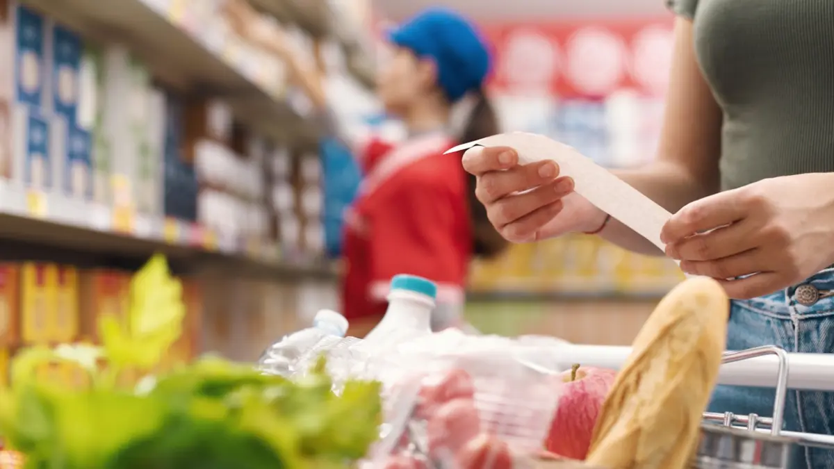 Supermarkt, Nahaufnahme Einkaufswaren, Hand mit Einkaufszettel