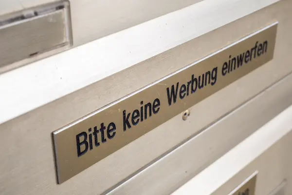 Nahaufnahme Briefkasten: Bitte keine Werbung einwerfen