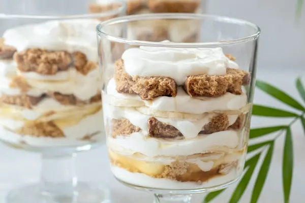 Ein Schichtdessert mit Joghurtcreme und Keks in einem Glas
