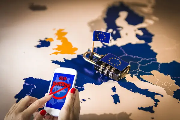Smartphone über Europa-Karte mit EU-Fahne und Vorhängeschloss