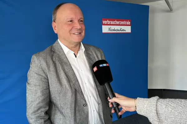 Vorstandsvorsitzender Randolph Fries vor blauer Wand