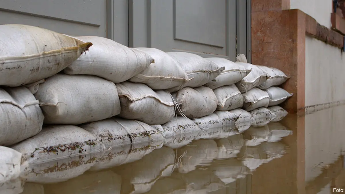 Sandsäcke vor einem Gebäude im Hochwasser