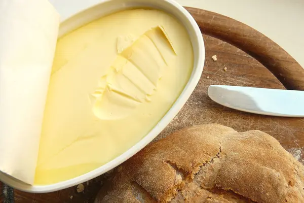 Margarinepackung, Brot, Messer, Brett