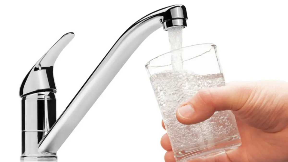 Wasserhahn mit einen Glas Wasser