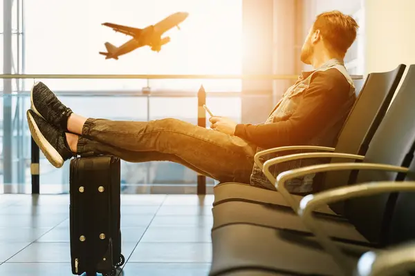 Mann wartet am Flughafen