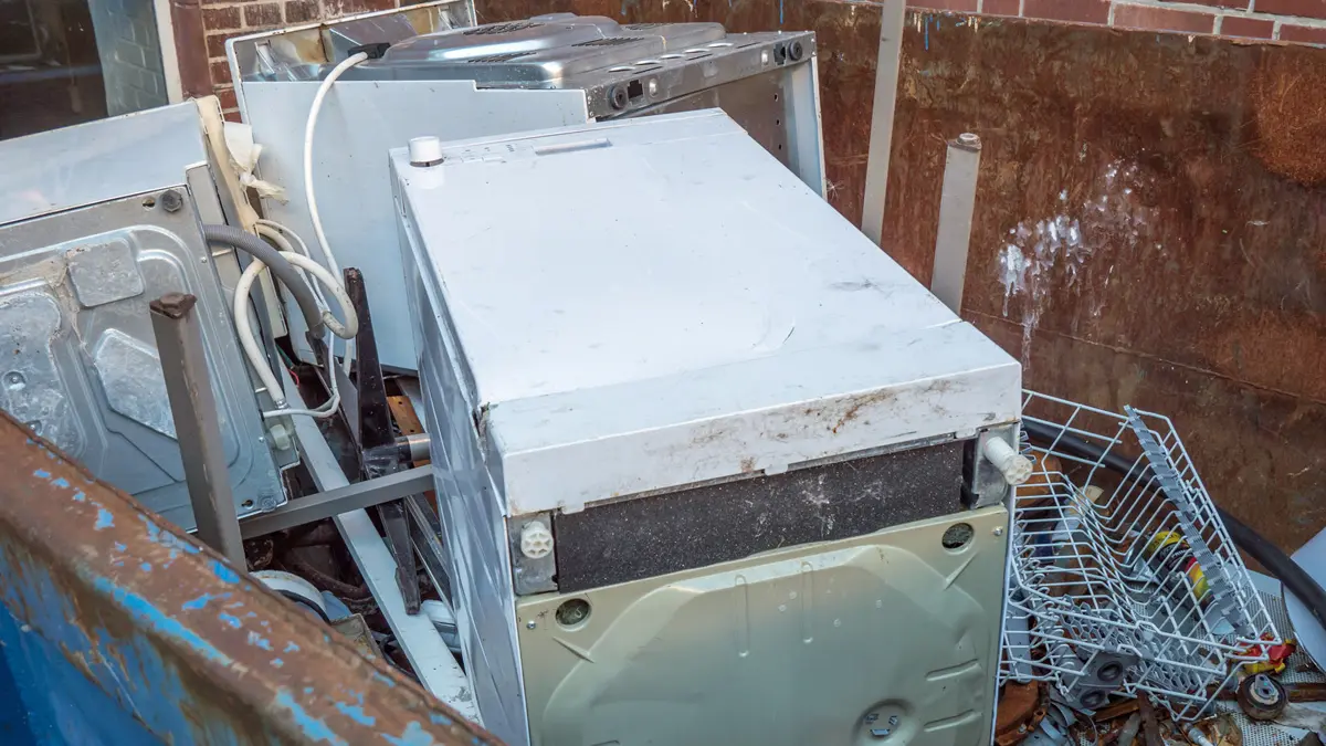 Große alte Elektrogeräte in einem Container