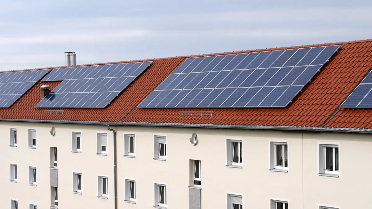 Zwei benachbarte Mehrfamilienhäuser werden durch Solaranlagen mit Mieterstrom versorgt.