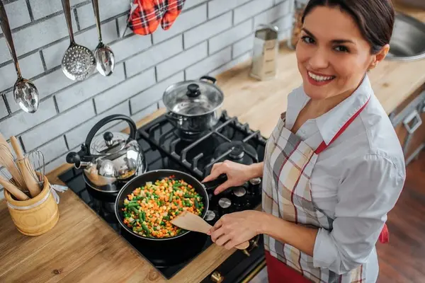 Frau in der Küche kocht.