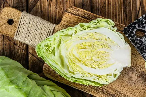 Spitzkohl auf einem Schneidebrett