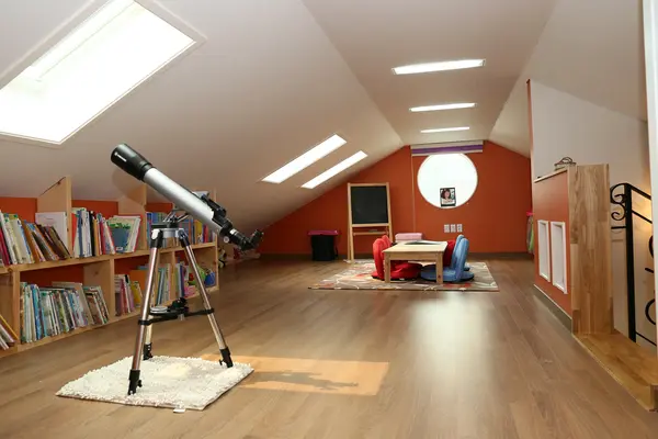 ausgebautes Dachzimmer mit Kindermöbeln