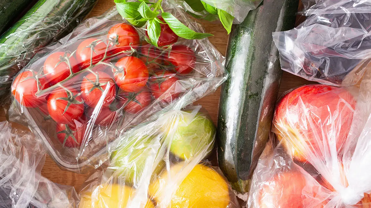 Verschiedene Gemüsesorten alle in durchsichtigen Plastikverpackungen
