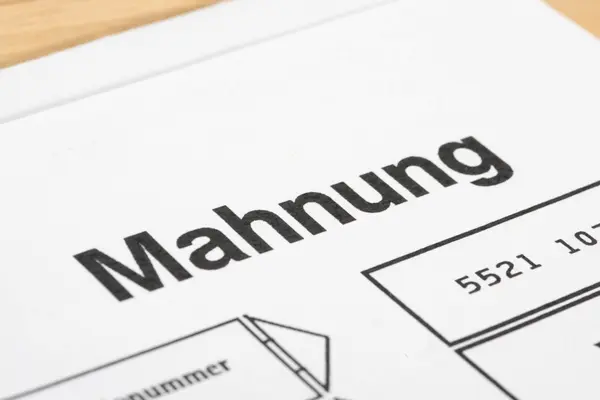 Nahaufnahme einer Mahnung