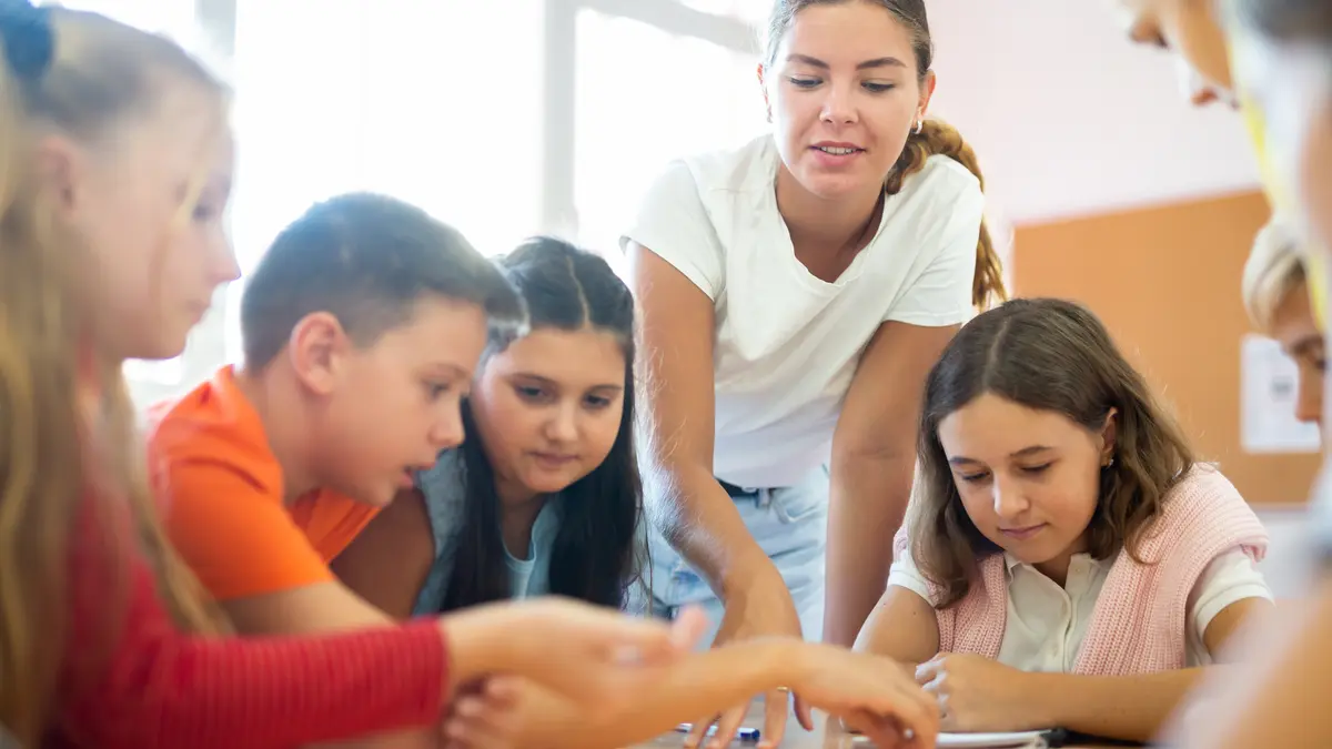 Kinder spielen am Tisch ein Brettspiel