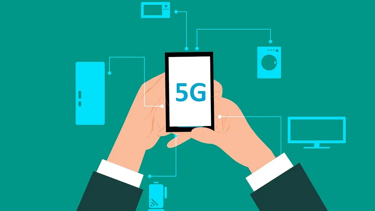 Grafik, in der ein Handy mit der Anzeige "5G" in den Händen gehalten wird.