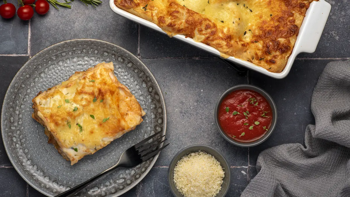 Lasagne auf einem dunklen Untergrund