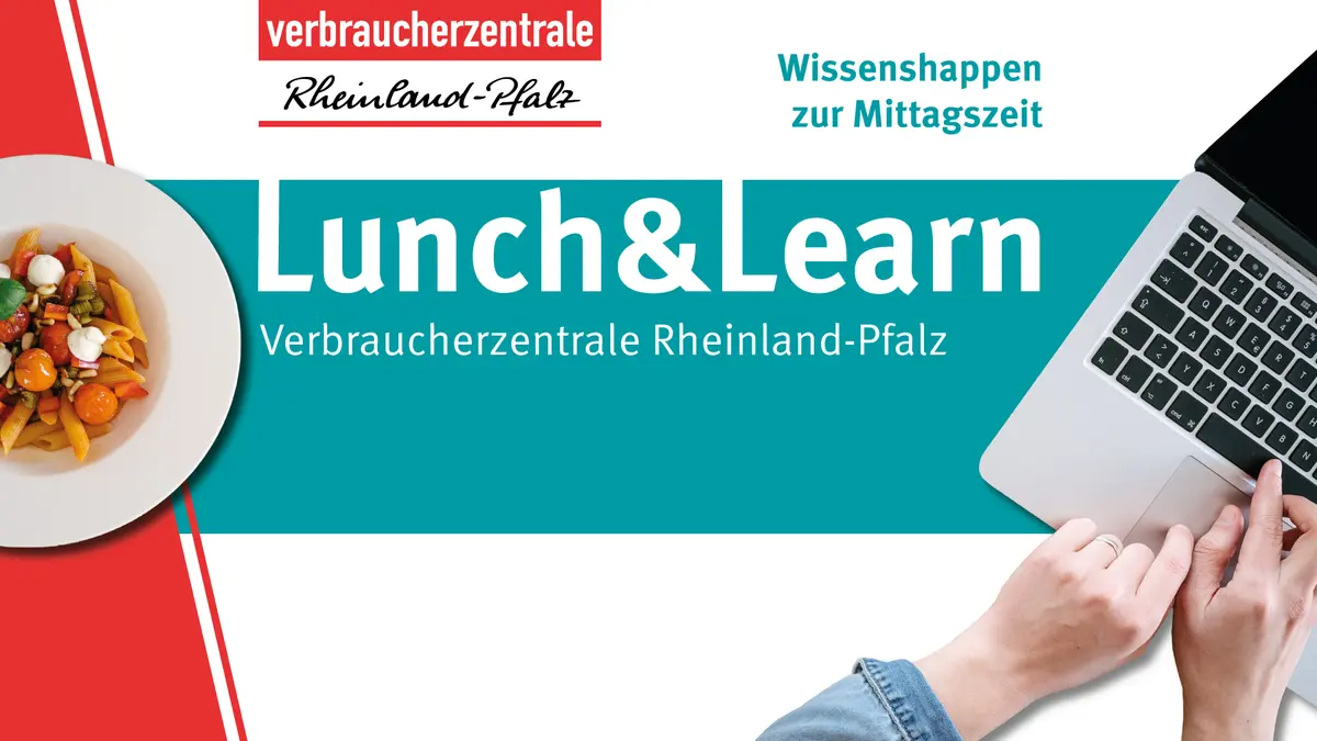 Ein Teller Nudeln und ein Laptop sind zu sehen.