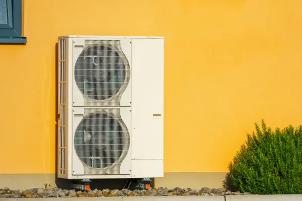 Eine an einer Außenwand angebrachte Wärmepumpe