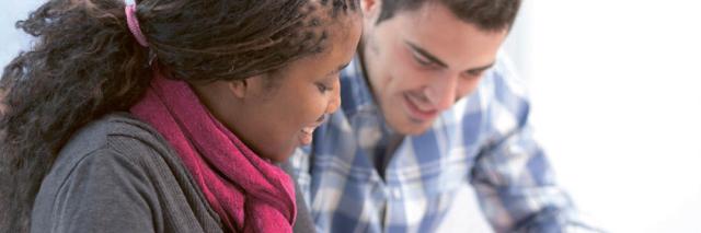 Ein Mann und eine Frau arbeiten gemeinsam