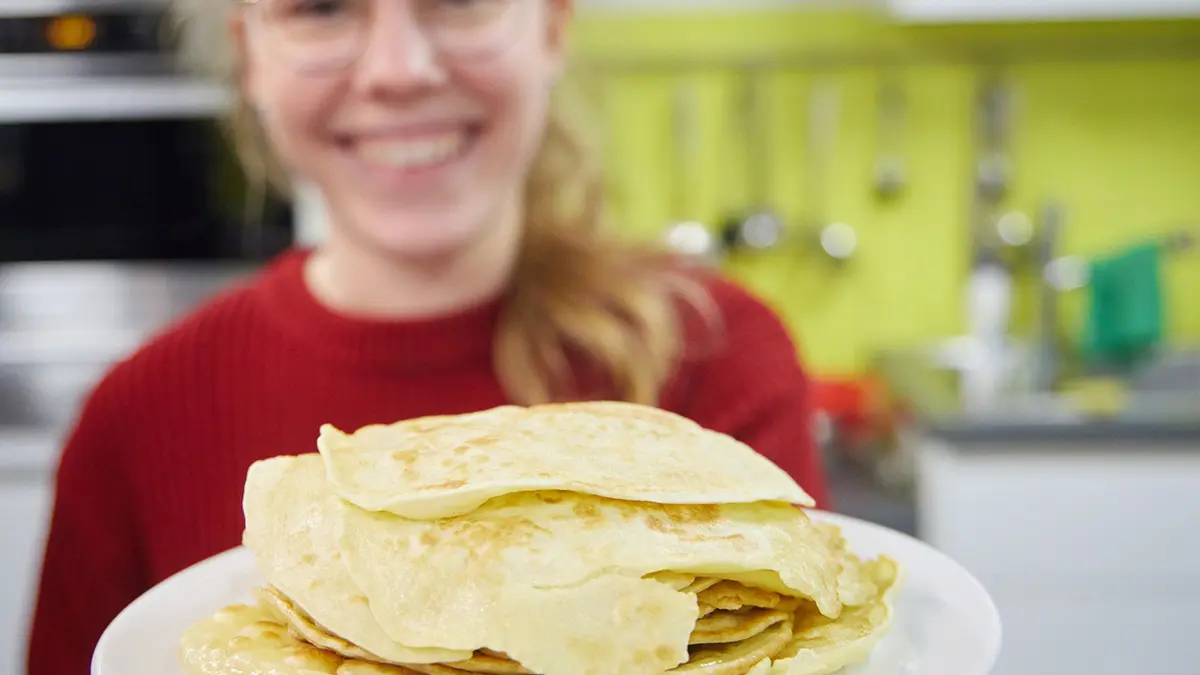 Junge Frau mit Teller mit Pfannkuchen