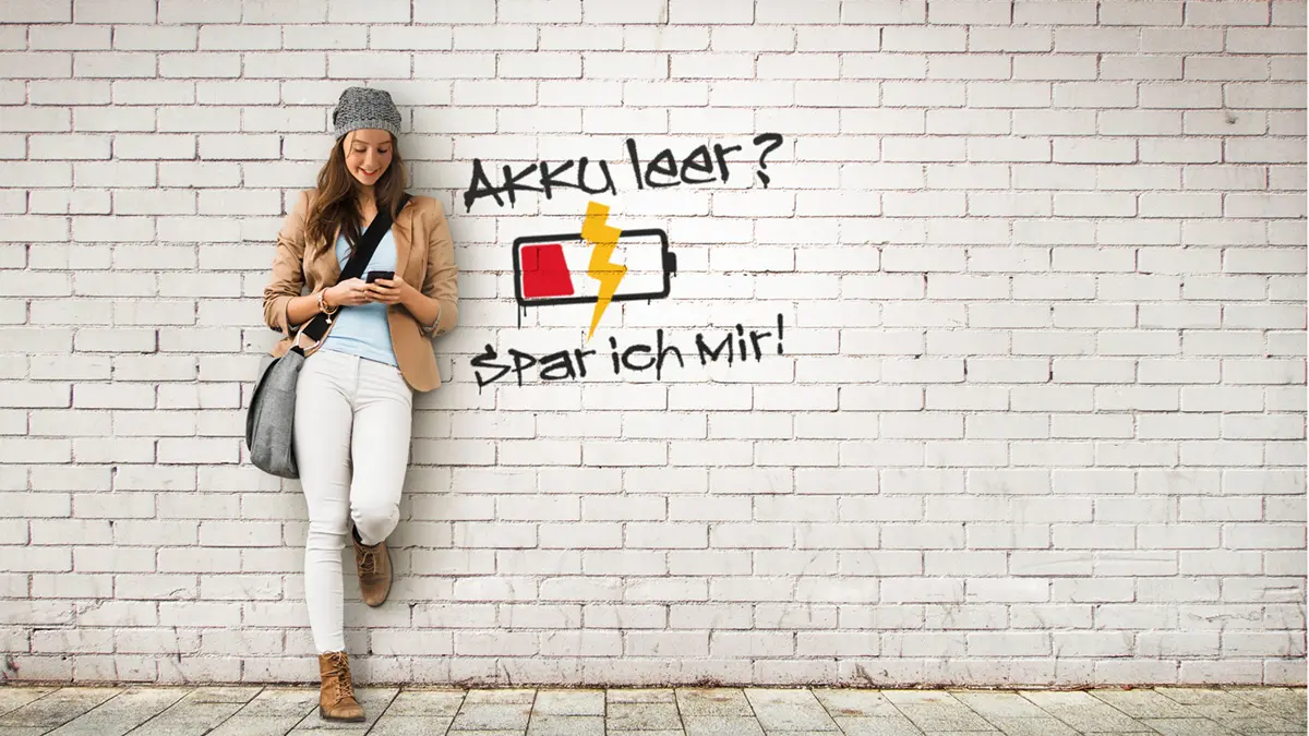 Junge Frau vor einer Wand