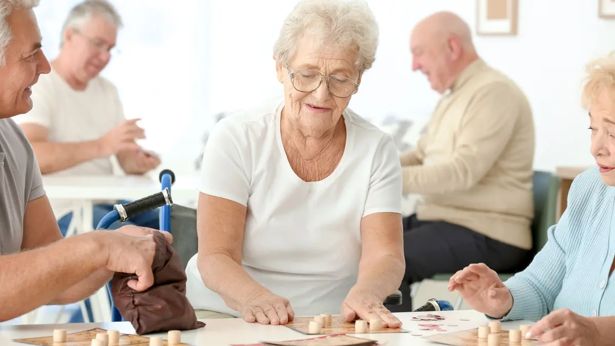 Senioren spielen Bingo im Seniorenheim